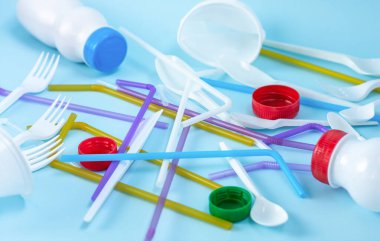 Plastik atıklar, mavi arka planda plastik kaplar, düz bir döşeme. Tek kullanımlık plastiğe hayır de. Ekoloji çevresel bakımı. Metin için alanı kopyala.