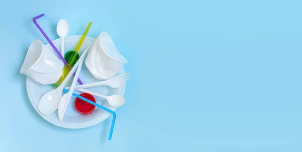 Пластиковые Отходы Пластиковая Посуда Синем Фоне Плоский Уголок Скажи Одноразовому — стоковое фото