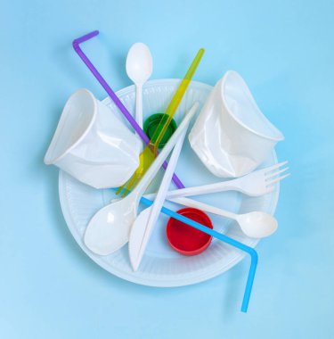 Plastik atıklar, mavi arka planda plastik kaplar, düz bir döşeme. Tek kullanımlık plastiğe hayır de. Ekoloji çevresel bakımı. Metin için alanı kopyala.