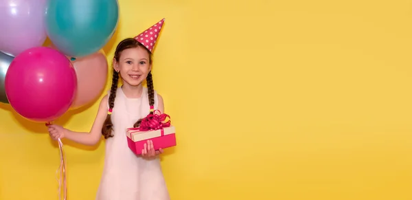 Gelukkige Verjaardag Gelukkig Meisje Met Ballonnen Pet Houdt Een Geschenk — Stockfoto