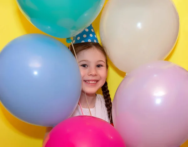 Feliz Cumpleaños Chica Feliz Con Globos Gorra Sobre Fondo Amarillo —  Fotos de Stock