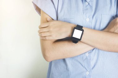 Duran kadın ve eller saati