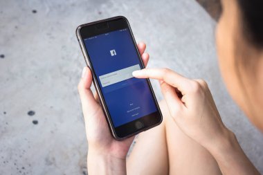 Bangkok, Tayland - 27 Kasım 2016: Apple iphone 6s oturum açma ekran Facebook simgeleri. Dünyanın en büyük ve en popüler sosyal ağ sitesi Facebook olduğunu.