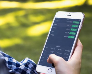 Bangkok, Tayland - 12 Kasım 2016: Yahoo Finance app iphone 6s gösterilen. ABD borsa verileri genel bakış ve hareketli stokları ilginç şekil büyük küresel endeksleri
