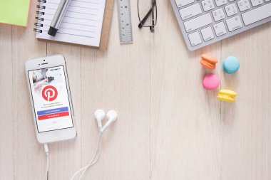 Bangkok, Tayland - 07 Ağustos 2016: akıllı telefon sosyal Internet hizmet Pinterest ekranda görüntüleme. Boşluk için onların ilginç şeyler pin izin veriyor bir online pinboard Pinterest olduğunu.