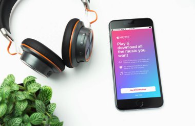 Bangkok, Tayland - 17 Eylül 2016: Apple müzik app iphone 6s artı gösterilen. Apple müzik akış boşluk için iPhone'da geldi Servisi yeni itunes tabanlı müziktir.