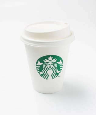 Bangkok, Tayland - 17 Eylül 2016: Fincan Starbucks kahve beyaz arka plan üzerinde izole yeni logosu ile