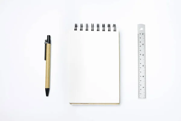 펜, 빈 종이 가진 백색 디자이너 사무실 책상 테이블 통치자. 평면도, 평면 위치. — 스톡 사진