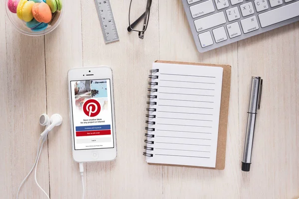 Bangkok, Tayland - 07 Ağustos 2016: akıllı telefon sosyal Internet hizmet Pinterest ekranda görüntüleme. Onların ilginç şeyler pin izin veriyor bir online pinboard Pinterest olduğunu