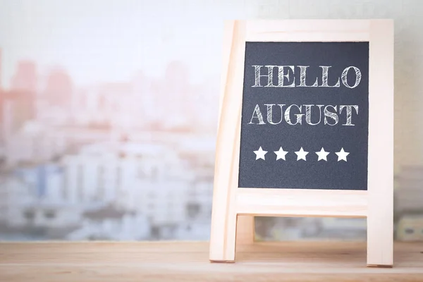 Ahşap plakalar kavramı Merhaba Ağustos mesajı