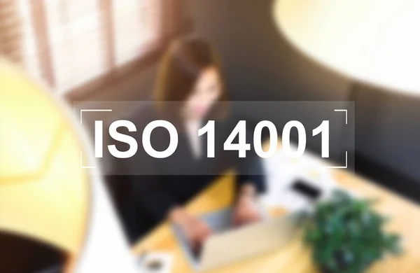 Concept ISO 14001 mensagem sobre mulheres de fundo que trabalham. Tom vintage . — Fotografia de Stock