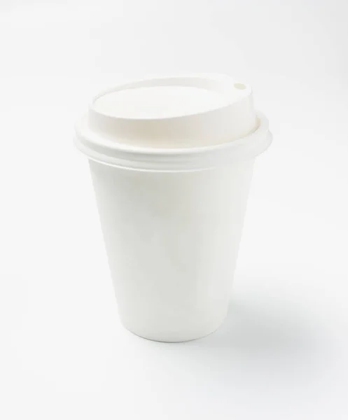 Papper kopp kaffe på vit bakgrund — Stockfoto