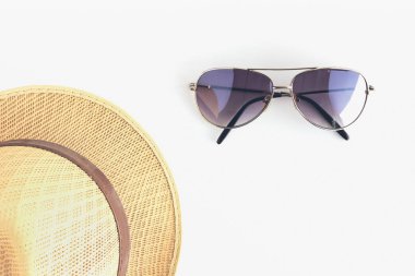 Şapka ve güneş gözlüğü beyaz arka plan üzerinde erkek aksesuarları