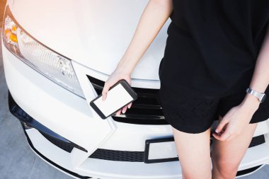 kadın el holding ve araba arka plan, mekanik Servisi tamircisi arama kavramı üzerinde hareket eden kullanma. Vintage etkisi