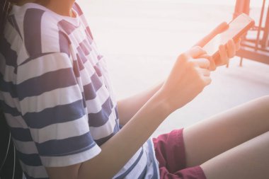 el çalışma smartphone ve gün ışığına. Vintage etkisi