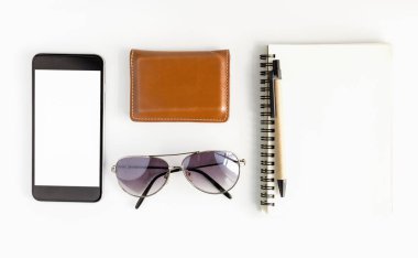 Office klavye kalem ve beyaz arka plan üzerinde smartphone ile çalışma alanı. Üstten Görünüm, kopya alanı