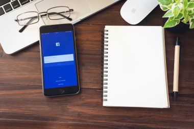 Bangkok, Tayland - 15 Ocak 2017: Oturum açma ekran Facebook simgeleri Apple iphone 6. dünyanın en büyük ve en popüler sosyal ağ sitesi