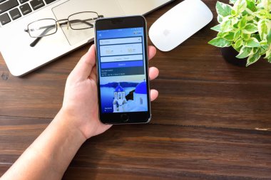 Bangkok, Tayland - 15 Ocak 2017: apple iphone 6. Konaklama rezervasyon Hizmetleri aracılığıyla kendi web sitesi ve mobil uygulaması sunmaktadır Singapur merkezli bir online seyahat acentesi Agoda 's