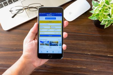 Bangkok, Tayland - 15 Ocak 2017: Booking.com logo üstünde iphone 6. Online seyahat dayalı bir konaklama sunan bu kuruluşudur Web sitesi ve cep