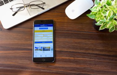 Bangkok, Tayland - 15 Ocak 2017: Booking.com logo üstünde iphone 6. Online seyahat dayalı bir konaklama sunan bu kuruluşudur Web sitesi ve cep