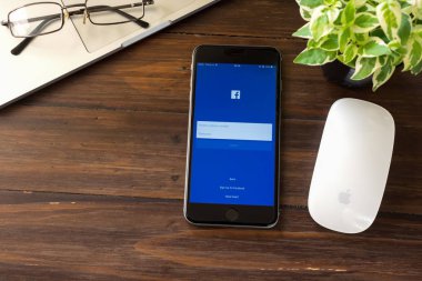 Bangkok, Tayland - 15 Ocak 2017: Oturum açma ekran Facebook simgeleri Apple iphone 6. dünyanın en büyük ve en popüler sosyal ağ sitesi