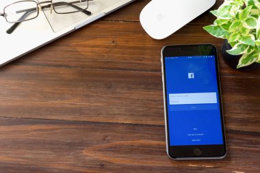 Bangkok, Tayland - 15 Ocak 2017: Oturum açma ekran Facebook simgeleri Apple iphone 6. dünyanın en büyük ve en popüler sosyal ağ sitesi