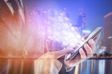 Şehir ve ayakta işadamı çift pozlama değmek perde smartphone cep telefonu ile. kavram Online, e-posta ile çalışma
