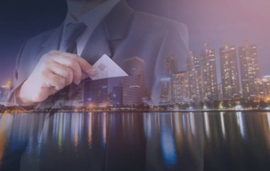 Şehir ve işadamı çift pozlama kredi kartı Holding ayakta