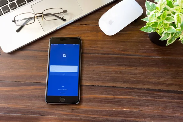 Bangkok, Tayland - 15 Ocak 2017: Oturum açma ekran Facebook simgeleri Apple iphone 6. dünyanın en büyük ve en popüler sosyal ağ sitesi