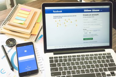 Bangkok, Tayland - 22 Ocak 2017: Oturum açma ekran Facebook simgeleri Apple iphone 6. dünyanın en büyük ve en popüler sosyal ağ sitesi.