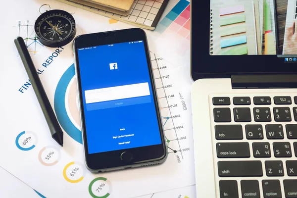Bangkok, Tayland - 22 Ocak 2017: Oturum açma ekran Facebook simgeleri Apple iphone 6. dünyanın en büyük ve en popüler sosyal ağ sitesi.