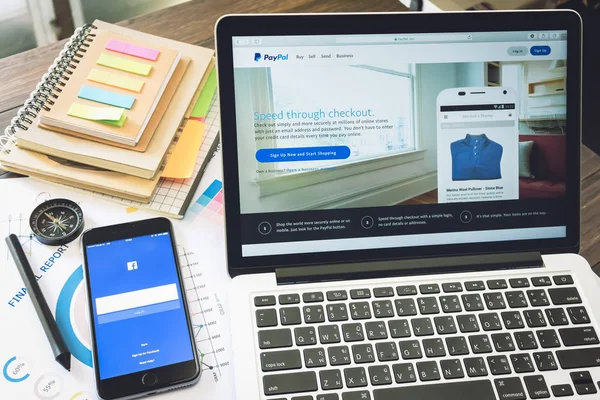 Bangkok, Tayland - 22 Ocak 2017: Paypal web sayfalarını dizüstü bilgisayar ekranında. Internet üzerinden para transferi popüler ve uluslararası yöntemidir.