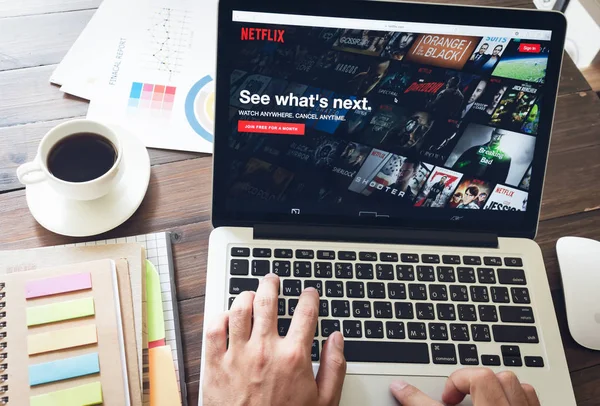 Bangkok, Thailand - 21 januari 2017: Netflix app op de Laptop scherm. Netflix is een internationale toonaangevende abonnementsservice voor het kijken naar Tv-afleveringen en films. — Stockfoto