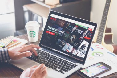Bangkok, Tayland - 1 Şubat 2017: Netflix uygulaması Laptop ekran üzerinde. Netflix Tv olay ve film izlemek için bir uluslararası önemli abonelik hizmetidir.