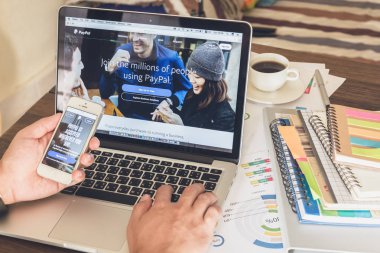 Bangkok, Tayland - 29 Ocak 2017: Paypal web sayfalarını dizüstü bilgisayar ekranında. Internet üzerinden para transferi popüler ve uluslararası yöntemidir.