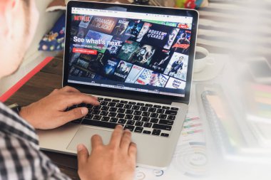 Bangkok, Tayland - 29 Ocak 2017: Netflix uygulaması Laptop ekran üzerinde. Netflix Tv olay ve film izlemek için bir uluslararası önemli abonelik hizmetidir.