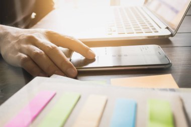 işadamı el çalışma dizüstü sabah ışık ofisinde ahşap masa üzerinde. Vintage etkisi