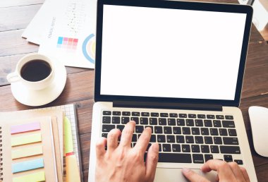 işadamı el çalışma dizüstü ahşap masa ofis, vintage etkisi