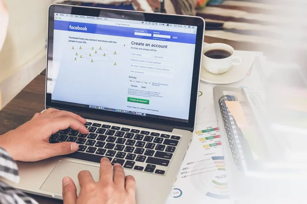 Bangkok, Tayland - 29 Ocak 2017: Oturum açma ekran Facebook simgeleri Apple iphone 6. dünyanın en büyük ve en popüler sosyal ağ sitesi.