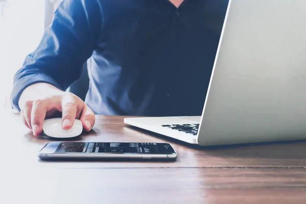 Biznesmen ręka pracy laptopa na drewniane biurko w biurze w świetle poranka. Vintage efekt — Zdjęcie stockowe