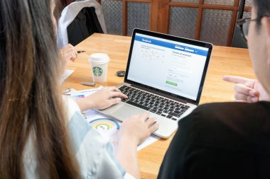 Bangkok, Tayland - 22 Şubat 2017: Oturum açma ekran Facebook simgeleri Apple Macbook. dünyanın en büyük ve en popüler sosyal ağ sitesi.