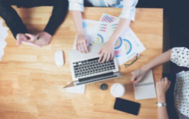 İş kadını ofiste tabloda toplantı danışmanlık, bulanıklık. arka plan reklamı kullanabilirsiniz