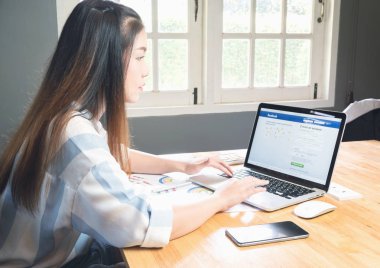 Bangkok, Tayland - 28 Şubat 2017: Oturum açma ekran Facebook simgeleri Apple Macbook. dünyanın en büyük ve en popüler sosyal ağ sitesi.