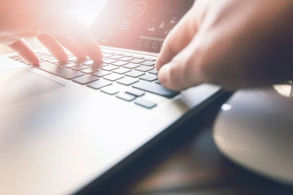 Hombre de negocios usando el ordenador portátil en el escritorio. concepto de trabajo en línea. efecto vintage . — Foto de Stock