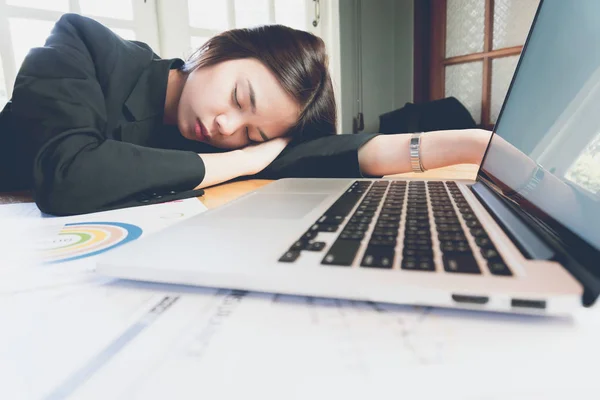 Бізнес-леді втомилася спати в офісній кімнаті під час роботи . — стокове фото