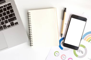 Office workspace klavye not defteri kahve Kupası ve beyaz arka plan üzerinde smartphone ile.