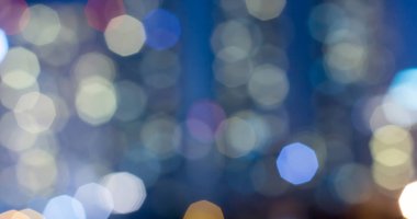 Şehir arka planındaki soyut Bokeh gece bahçesi