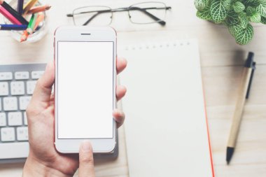 Smartphone ekipman üstünde okul sırası. reklam için kullanılabilir.