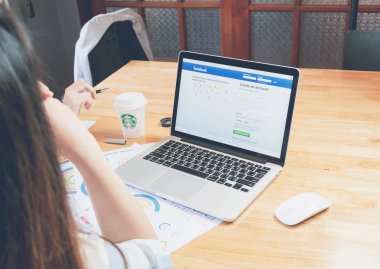 Bangkok, Tayland - 7 Mart 2017: Oturum açma ekran Facebook simgeleri Apple Macbook. dünyanın en büyük ve en popüler sosyal ağ sitesi.