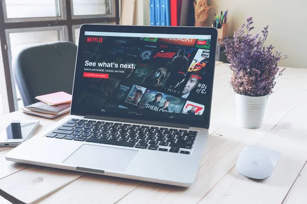 BANGKOK, TAILANDIA - 7 de marzo de 2017: Aplicación de Netflix en la pantalla del ordenador portátil. Netflix es un servicio de suscripción líder internacional para ver episodios y películas de televisión . — Foto de Stock